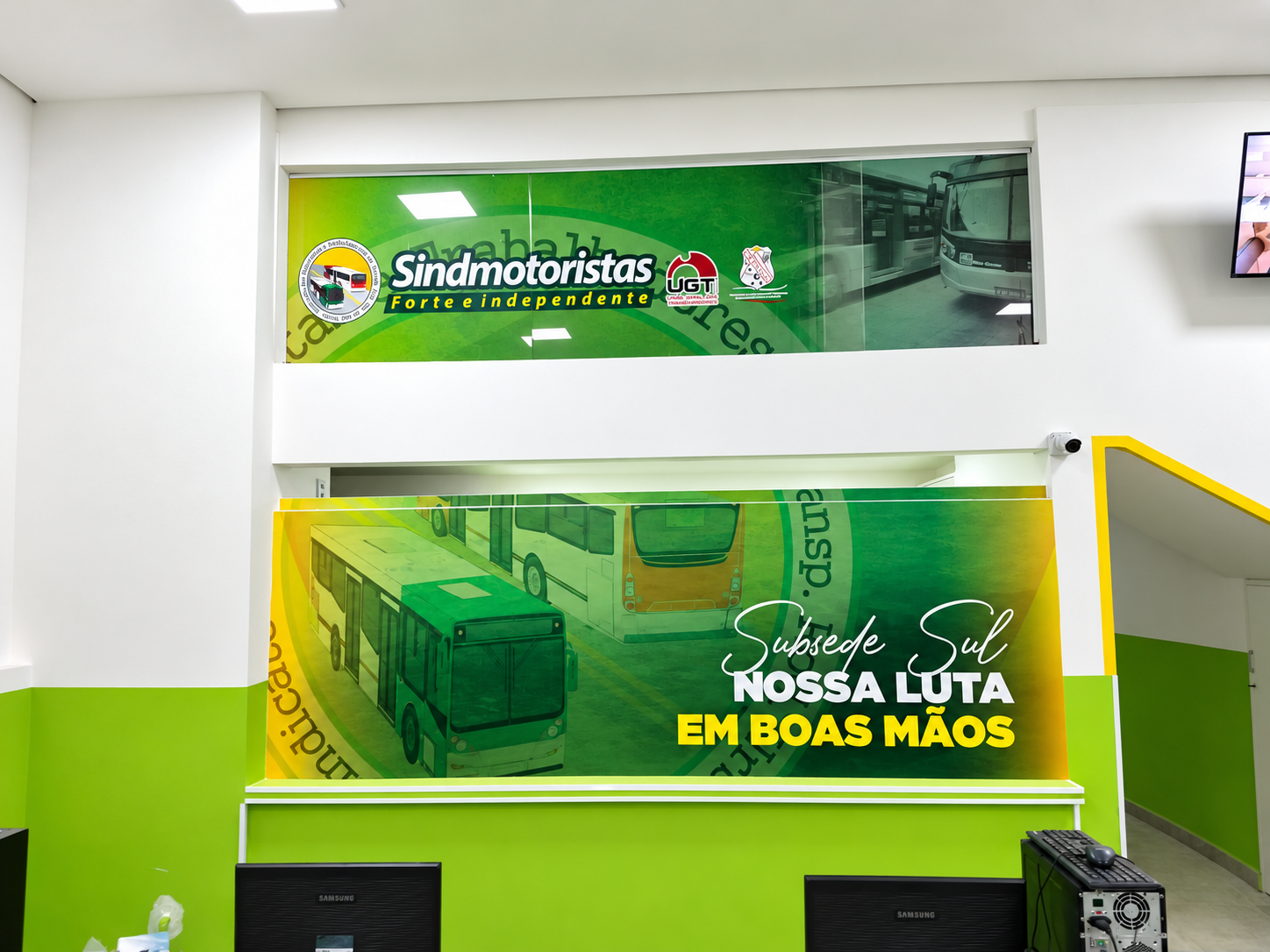 Adesivos impressos aplicados em ambiente interno
