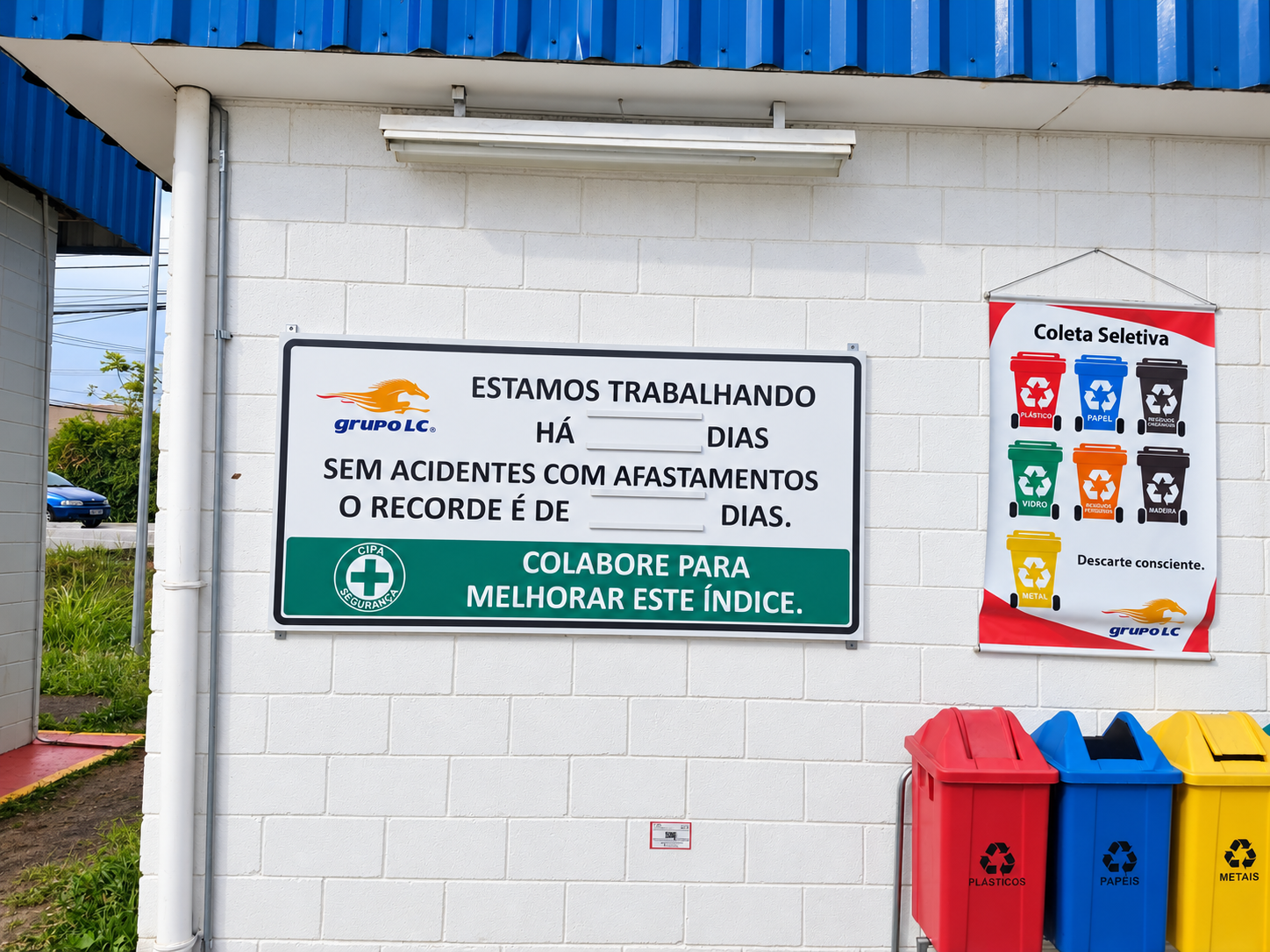 Placa de sinalização e banner pendurado em parede externa