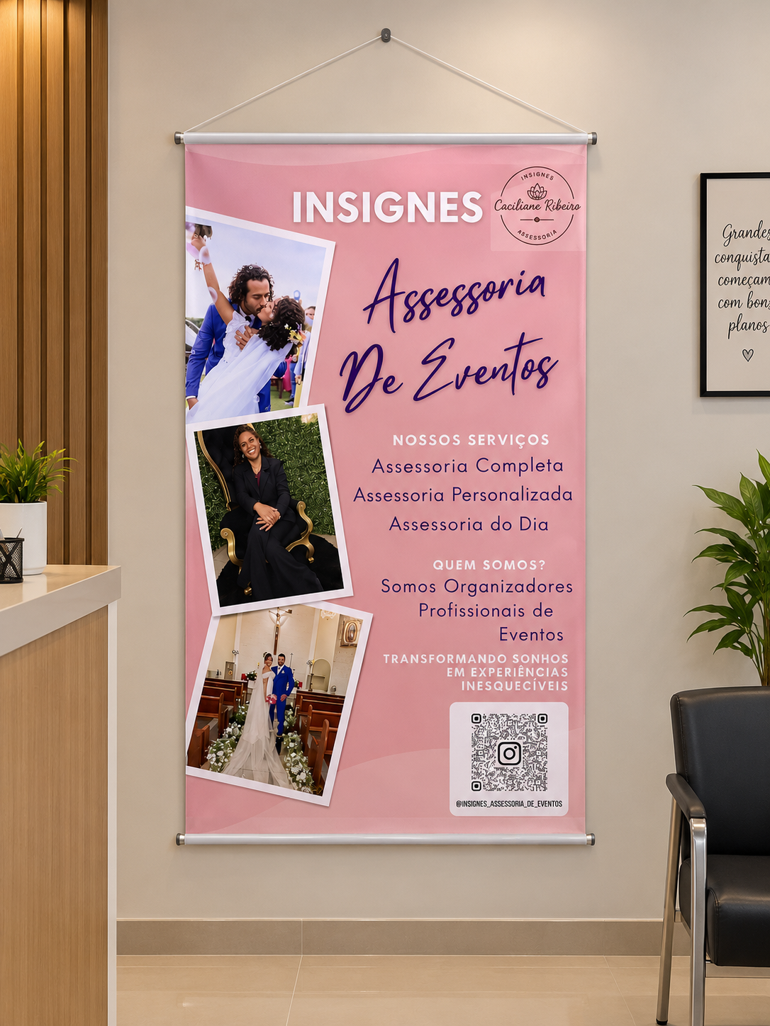 Banner vertical com bastão e cordinha suspenso em parede de ambiente interno