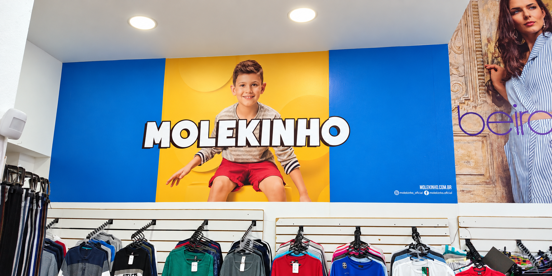 Impressão fotográfica em parede de loja de roupas