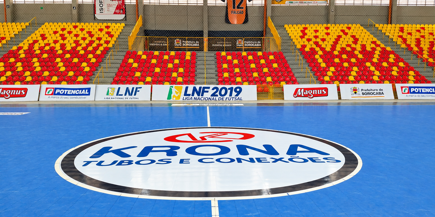 Adesivo decorativo em centro de quadra esportiva