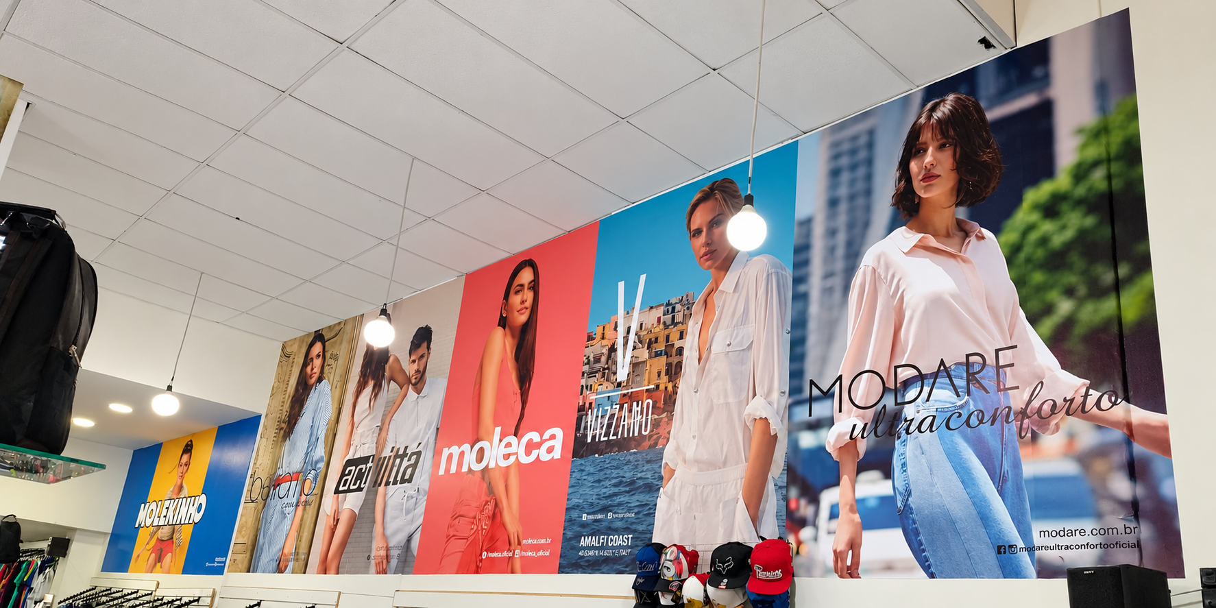 Painéis de propaganda em parede de loja