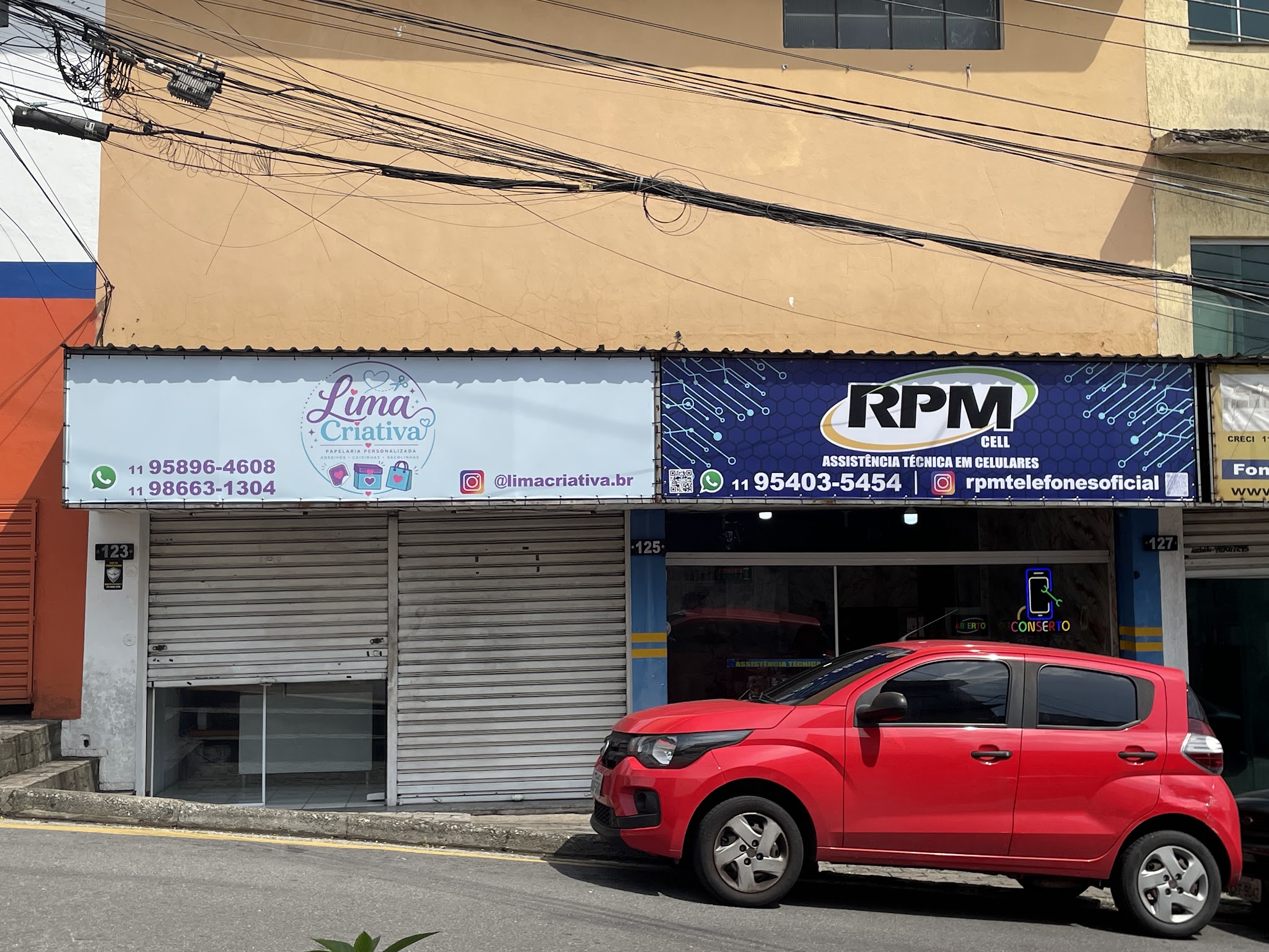 Lona impressa com ilhós instalada em fachada comercial